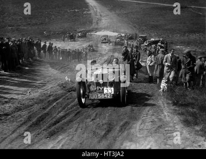 1932 MG J2 konkurrieren in einem Motorsport-Studie Bagshot Heath, Surrey, 1930er Jahre. Künstler: Bill Brunell. Stockfoto