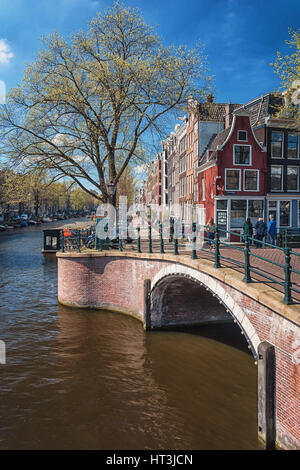 Amsterdam, Niederlande, 10. April 2016: Die Brücke über den Kanal Reguliersgracht in das alte Zentrum von Amsterdam. Stockfoto