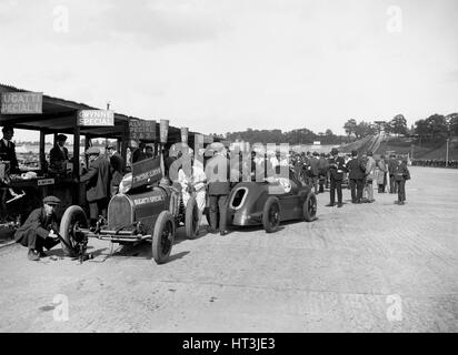 Bugatti Special 1 und spezielle Gwynne in den Gruben bei einem BARC Tagung, Brooklands, 1933. Künstler: Bill Brunell. Stockfoto