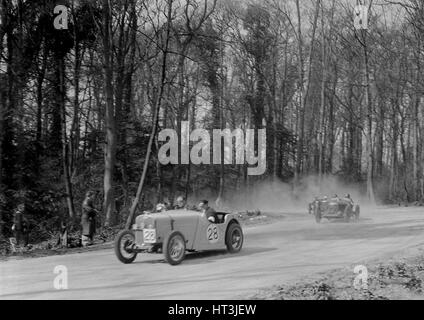 Sänger von JR Baker führt ein Riley am Niederwald Ecke, Donington Park, Leicestershire, 1933. Künstler: Bill Brunell. Stockfoto