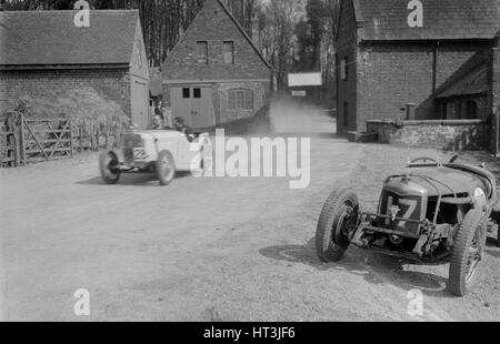 Sänger von JR Baker und Riley Brooklands von CA Richardson, Donington Park, Leicestershire, 1933. Künstler: Bill Brunell. Stockfoto