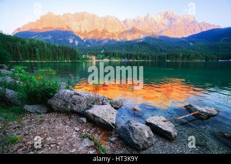 Fantastischen Sonnenuntergang am Berg See Eibsee, befindet sich in Bayern, Deutschland. Dramatische ungewöhnliche Szene. Alpen, Europa. Stockfoto
