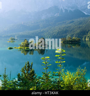 Fantastischen Sonnenaufgang am Berg See Eibsee, befindet sich in Bayern, Deutschland. Dramatische ungewöhnliche Szene. Alpen, Europa. Stockfoto