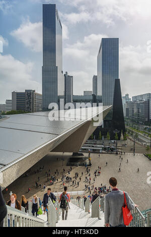 Rotterdam, Niederlande – 26. Mai 2016: Bild von der Vorderseite des Rotterdam-Central Station im Hintergrund die Türme des Gebäudes Delftse Poort. Stockfoto