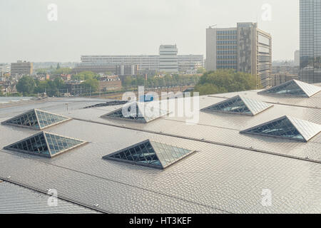 Der Blick von der Höhe des Daches des Hauptbahnhofs in Rotterdam, Niederlande. Stockfoto