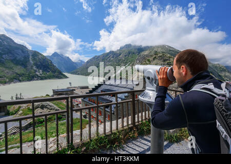 Tolle Aussicht von der Spitze der Grimselpass über den Grimselsee Hotel und dam. Schweiz, Berner Alpen, Europa. Stockfoto