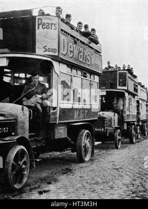 "Britische Truppen verschoben wird zu einem frischen Teil der Linie motorisch"Busse", 1915. Künstler: unbekannt. Stockfoto