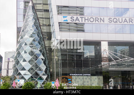 Starbucks Coffee-Shop in modernen Gebäude Sathorn Platz in Bangkok, Thailand Stockfoto