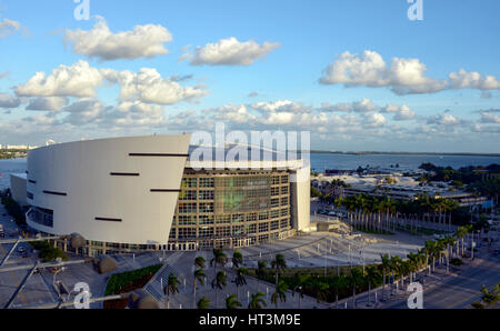 Sonnenuntergang Lichter der Biscayne Boulevard, American Airlines Arena und die Skyline von Miami, Florida, USA Stockfoto