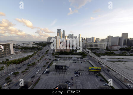 Sonnenuntergang Lichter der Biscayne Boulevard, American Airlines Arena und die Skyline von Miami, Florida, USA Stockfoto