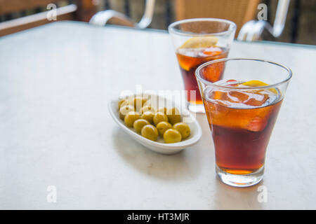 Zwei Gläser von Wermut und grüne Oliven in eine Terrasse. Spanien. Stockfoto