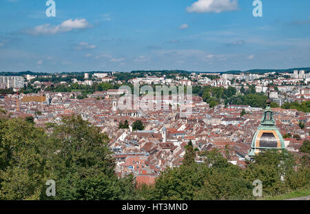 Besancon, gesehen aus Sicht nahe dem Eingang zur Zitadelle mit der Kuppel der Cathedrale Saint Jean auf richtige Besancon Frankreich Stockfoto