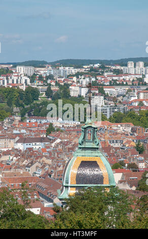 Besancon, gesehen aus Sicht nahe dem Eingang zur Zitadelle mit der Kuppel der Kathedrale Saint-Jean in Vordergrund Besancon Frankreich Stockfoto