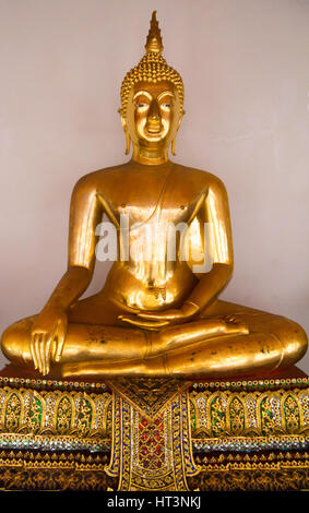 Buddhastatuen im Wat Pho, Bangkok, Thailand Stockfoto