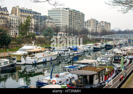 Paris, Arsenal Port am Canal Saint Martin, Ile de France. Frankreich Stockfoto
