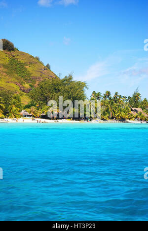 Das schöne Meer und Resort in Insel Bora Bora, Französisch-Polynesien. Stockfoto