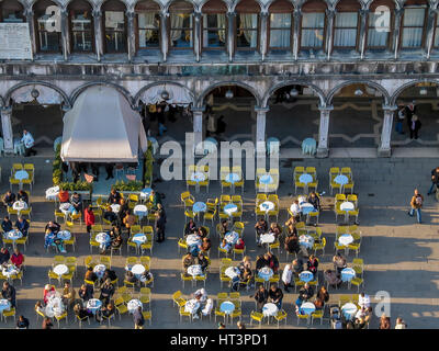 Cafés voller Gäste auf dem Markusplatz in Venedig. Italien Stockfoto