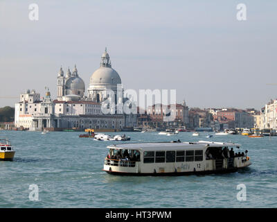 La Salute und ein Vapretto. Venedig. Italien Stockfoto