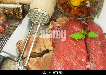 Vorbereitung zum Grillen. Rohes Rindfleisch auf einem Holzbrett. Hausaufgaben-steak Stockfoto
