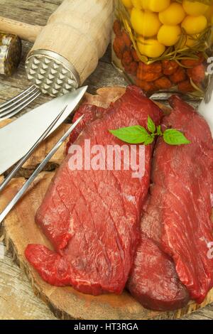 Vorbereitung zum Grillen. Rohes Rindfleisch auf einem Holzbrett. Hausaufgaben-steak Stockfoto