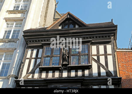 Detail der oberen Etage und Dachgeschoss mit Skulptur des Torhauses führt zu St Bartholomew große Kirche West Smithfield London, UK KATHY DEWITT Stockfoto