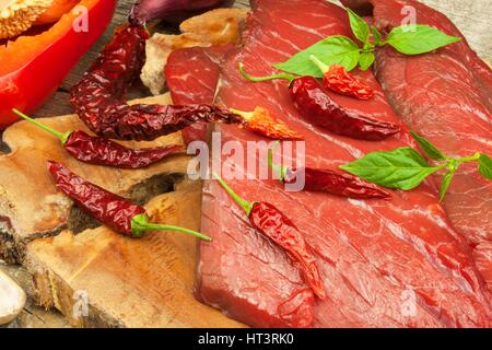 Vorbereitung zum Grillen. Rohes Rindfleisch auf einem Holzbrett. Hausaufgaben-steak Stockfoto