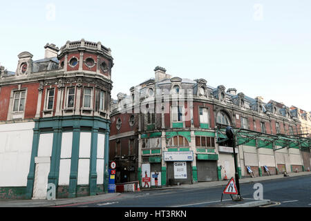 Alten Allgemeinen Markt aufgegebenen ungenutzte historische Verbrettert Gebäude, die sich einer Sanierung in West Smithfield, London EC 4 England UK KATHY DEWITT Stockfoto