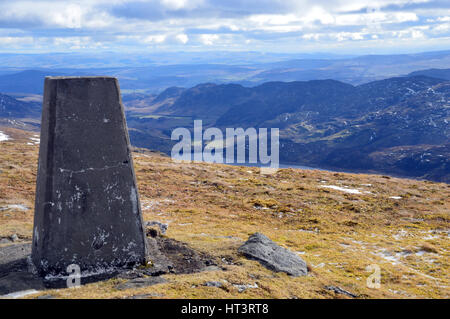 Die Trig Punkt auf dem Gipfel von der schottischen Berge Corbett Creag Uchdag im Winter mit Blick auf Loch Lednock in Glen Lednock, Schottisches Hochland Stockfoto