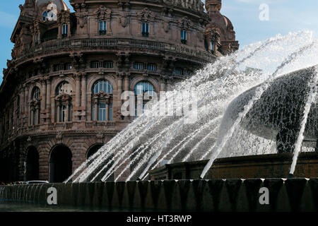 Brunnen im Hauptplatz der Stadt, Piazza De Ferrari, die in den letzten Jahren zusammen mit einem großen Neugestaltung des Platzes restauriert wurde. Stockfoto