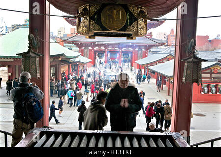 Mann, der betet in Asakusa Sensoji buddhistischen Tempel, Tokyo, Japan. Stockfoto