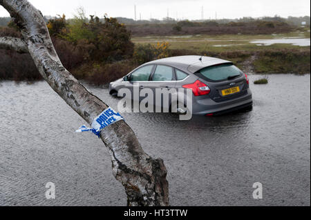 Ford Focus in gefluteten Graben nach der Niederlage Steuern auf nasser Fahrbahn 2012 Künstler: unbekannt. Stockfoto