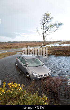 Ford Focus in gefluteten Graben nach der Niederlage Steuern auf nasser Fahrbahn 2012 Künstler: unbekannt. Stockfoto