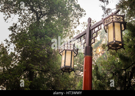 Im traditionellen chinesischen Stil Gartenleuchte Stockfoto