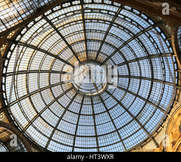 Im Inneren der fantastische Galerie gewidmet, Vittorio Emanuele II König von Italien mit einem Glasdach und Stahl- und künstlerische Dekorationen in Mailand Italien Stockfoto