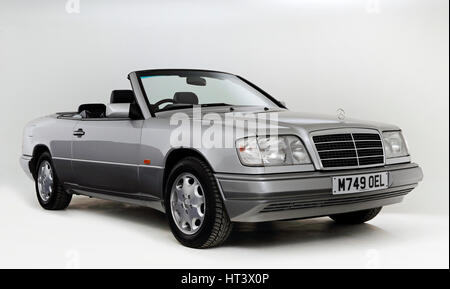1995 Mercedes-Benz E220 Cabrio Künstler: unbekannt. Stockfoto