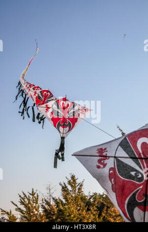 Reihe von chinesischen Papierdrachen fliegen am strahlend blauen Himmel Stockfoto