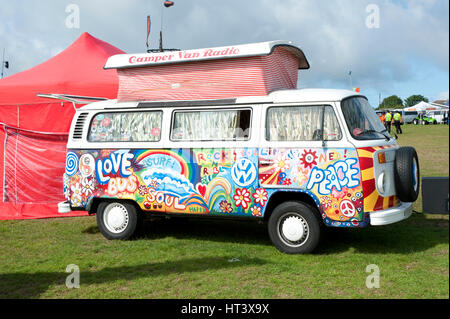 Volkswagen Wohnmobil bei V-Dub-Island, Isle Of Wight 2013 Künstler: unbekannt. Stockfoto