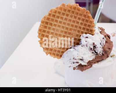 Kugeln aus cremigem Eis mit Waffel. Köstliches Dessert für Naschkatzen. Stockfoto