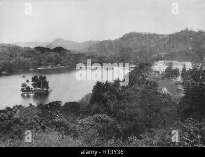 "Blick auf Kandy See von Lady Horton Drive, Kandy", c1890, (1910). Künstler: Alfred Wilhelm Amandus Platte. Stockfoto