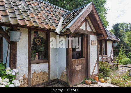 Landgraaf, Niederlande – 12. Juli 2016: Bild einer Hütte in den englischen Garten Park Mondo Verde. Stockfoto