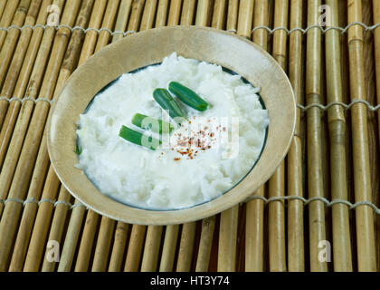 Pakhala Bhata - indisches Essen bestehend aus gekochten Reis gewaschen oder nur wenig in Wasser fermentiert Stockfoto