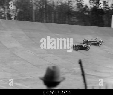 Bugatti Typ 35 von EM Thomas und Abstimmung von Jack Dunfee Rennen in einem BARC Tagung, Brooklands, 1930. Künstler: Bill Brunell. Stockfoto