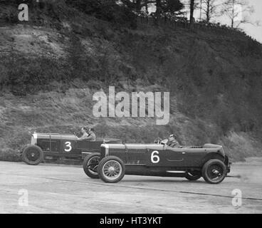 Sunbeam von BO Davis und Bentley von großen H Butler racing bei einer BARC Tagung, Brooklands, 1930. Künstler: Bill Brunell. Stockfoto