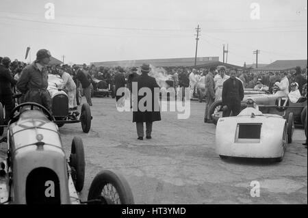 Marendaz Special AC Hess und Bugatti Typ 35 von O Bertram bei einem BARC Tagung, Brooklands, 1930. Künstler: Bill Brunell. Stockfoto