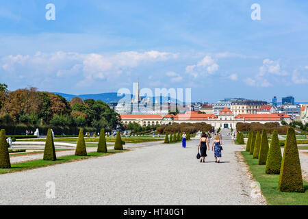 Wien, Belvedere. Blick über die Gärten von Oberes Belvedere (obere Belvedere), Unteres Belvedere (Unteres Belvedere) & Skyline der Stadt, Wien, Österreich. Stockfoto