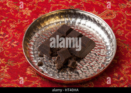 In den meisten arabischen Ländern wird in Form von Blöcken oder duftende Chips genannt Bukhoor oder Bakhour Weihrauch verbrannt. Stockfoto