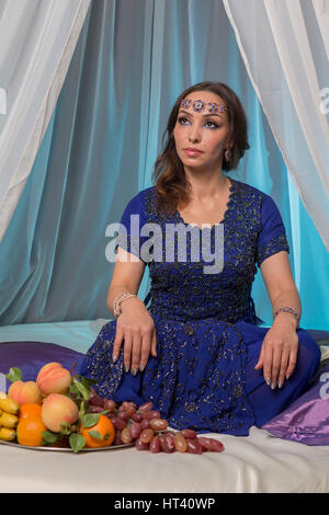 Ost-Mädchen im Schlafzimmer. Stockfoto