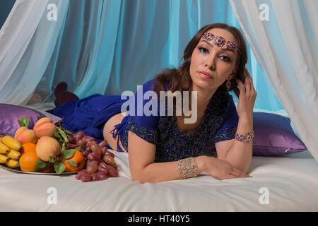 Ost-Mädchen im Schlafzimmer. Stockfoto