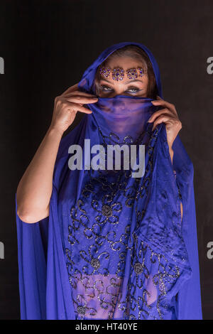 Frau-Fashion-Models in blau orientalischer Tracht Stockfoto
