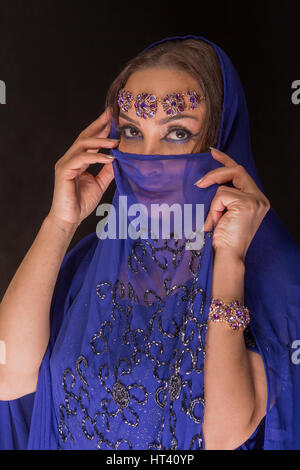 Frau-Fashion-Models in blau orientalischer Tracht Stockfoto